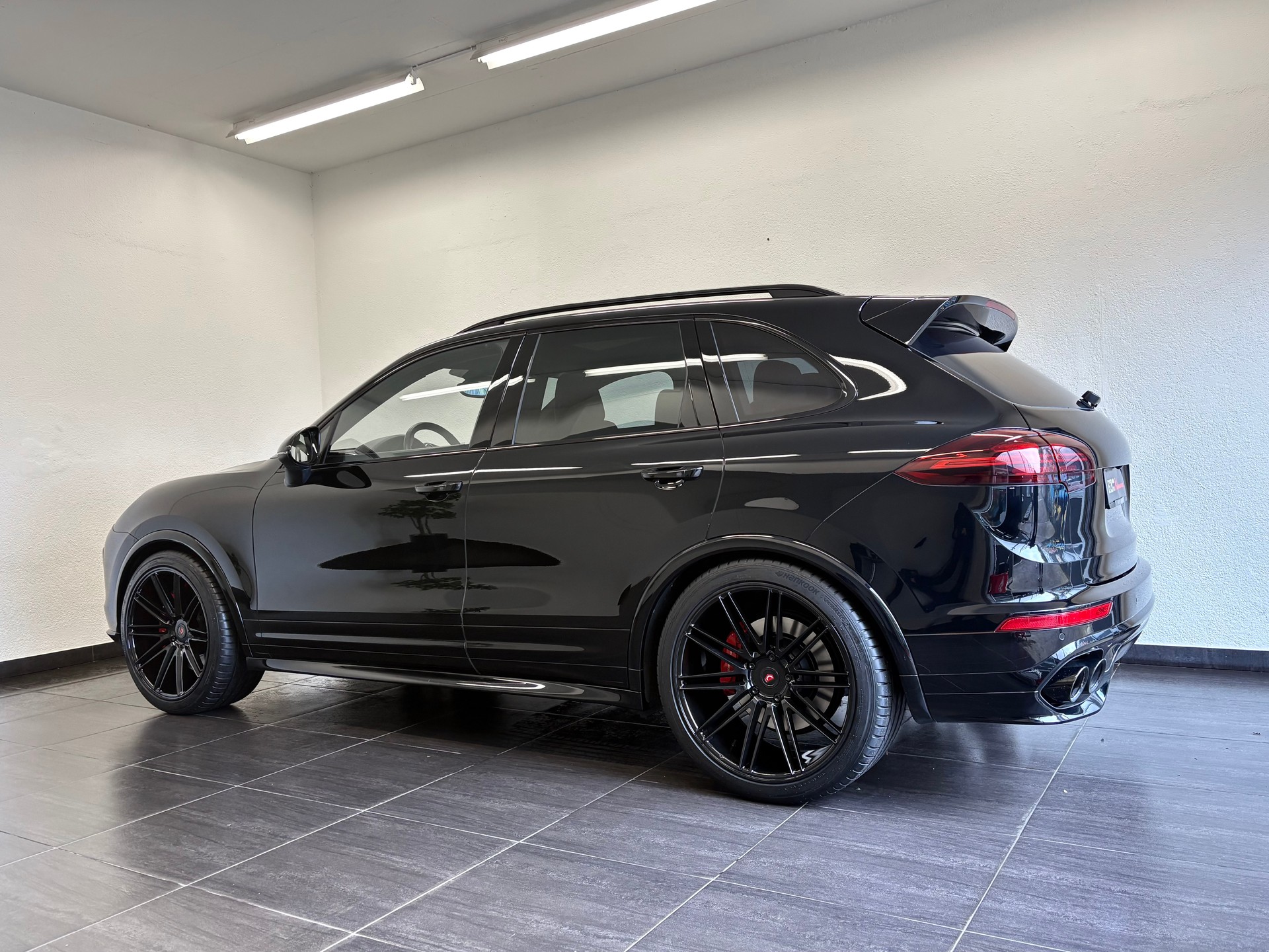 PORSCHE Cayenne GTS "ALL BLACK" - 7
