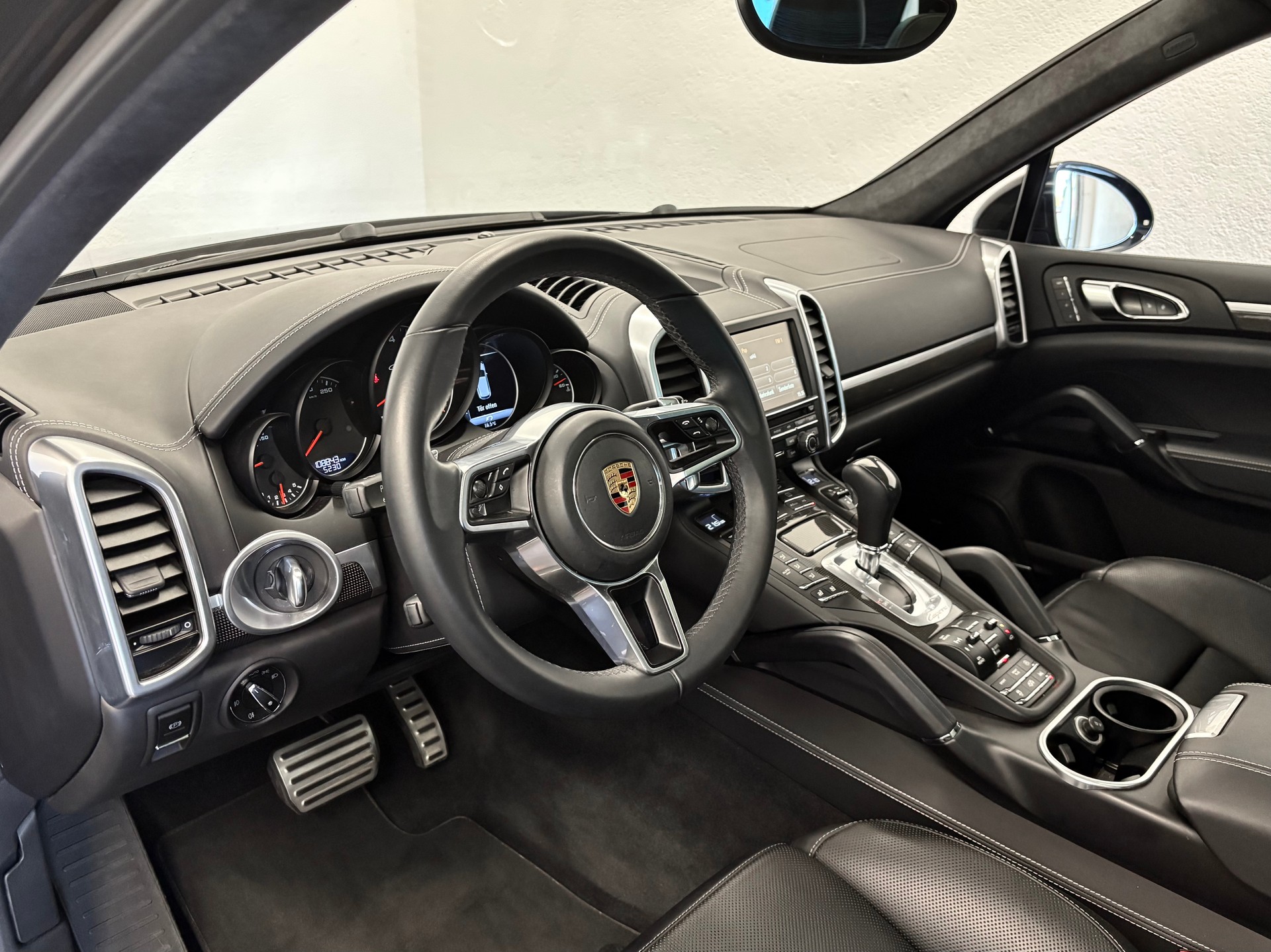PORSCHE Cayenne GTS "ALL BLACK" - 15