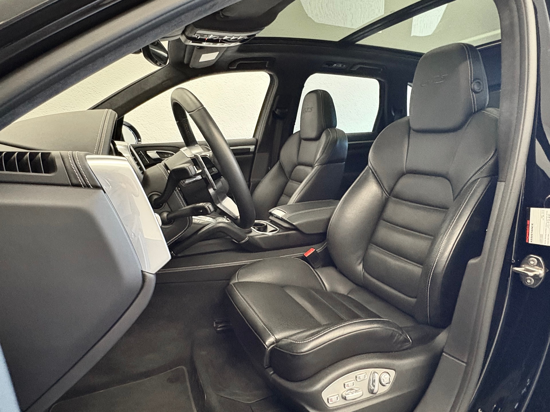 PORSCHE Cayenne GTS "ALL BLACK" - 16