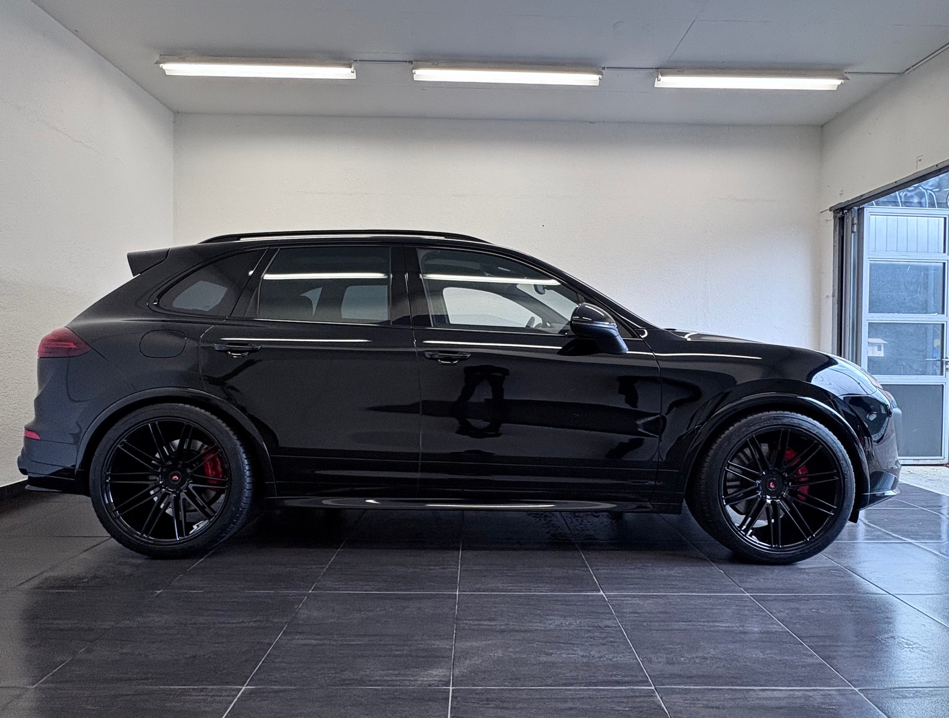 PORSCHE Cayenne GTS "ALL BLACK" - 4
