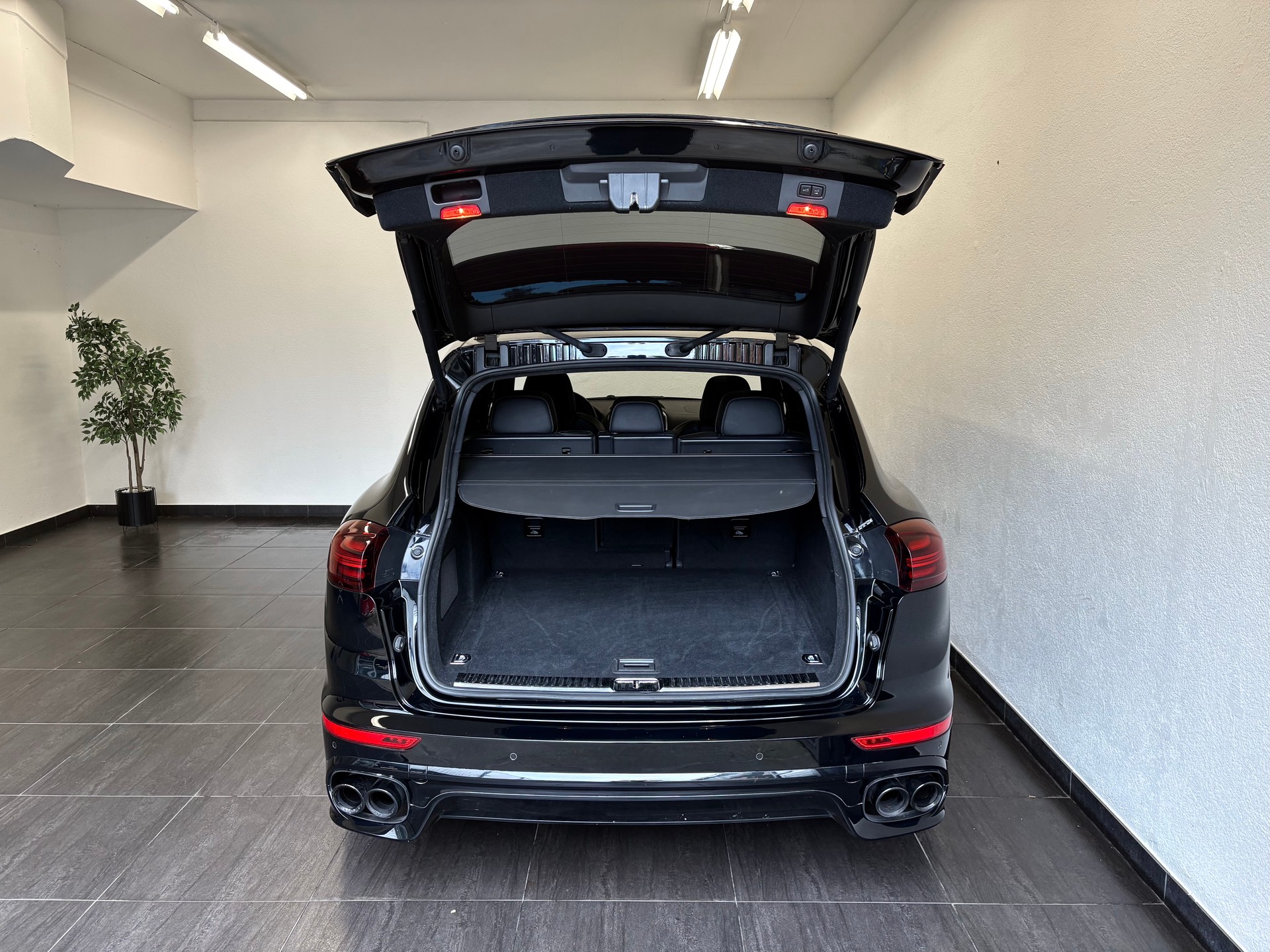 PORSCHE Cayenne GTS "ALL BLACK" - 11