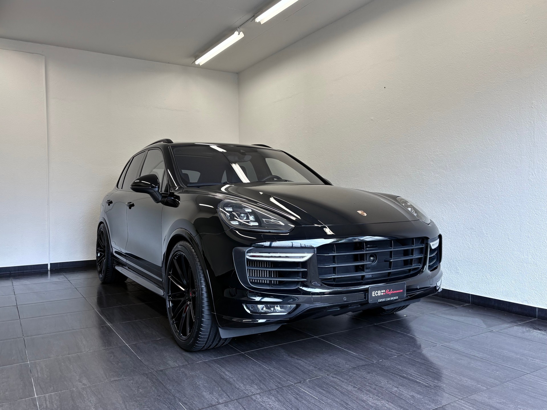 PORSCHE Cayenne GTS "ALL BLACK" - 2