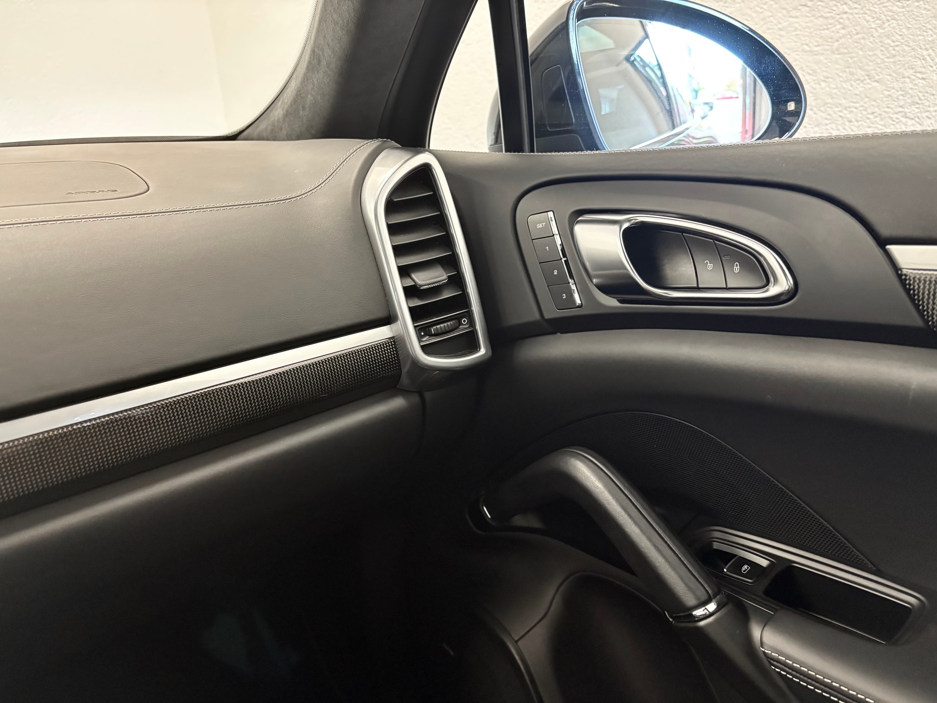 PORSCHE Cayenne GTS "ALL BLACK" - 29