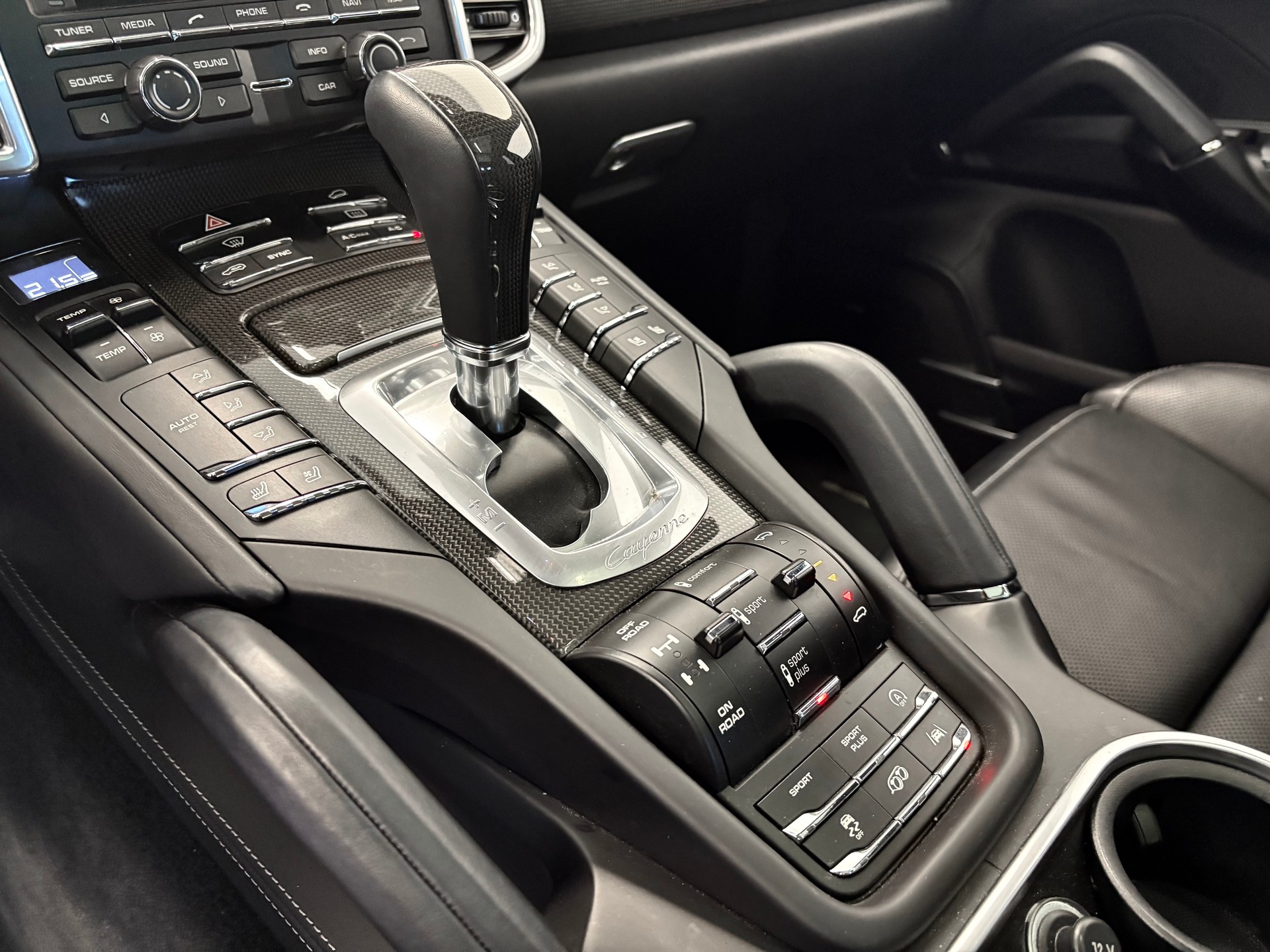 PORSCHE Cayenne GTS "ALL BLACK" - 23