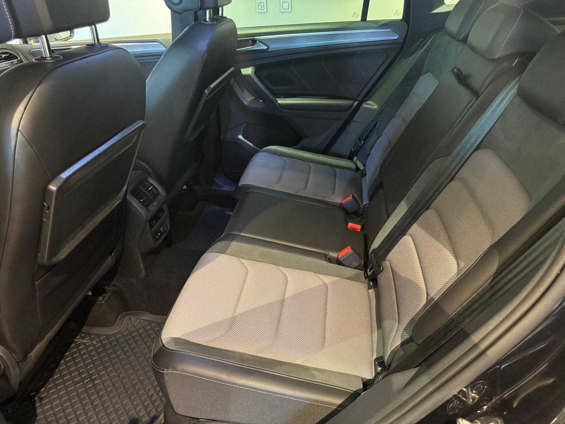 VW Tiguan 2.0 TDI SCR R-Line - 14