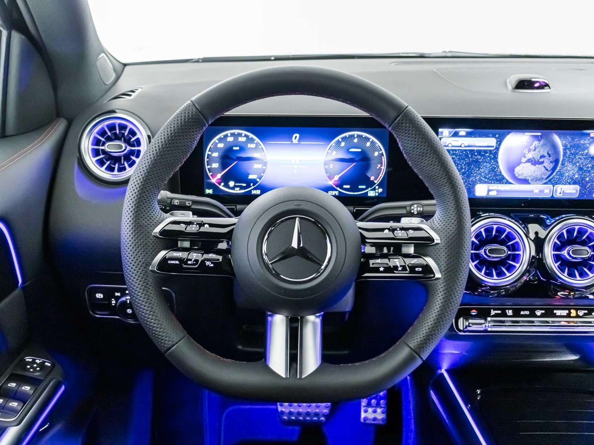 MERCEDES-BENZ GLA 200 "Night Star" - 11