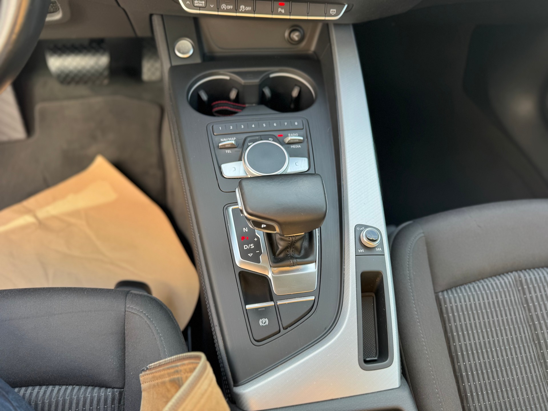 AUDI A4 Avant 2.0 TDI Design quattro S-tronic - 11