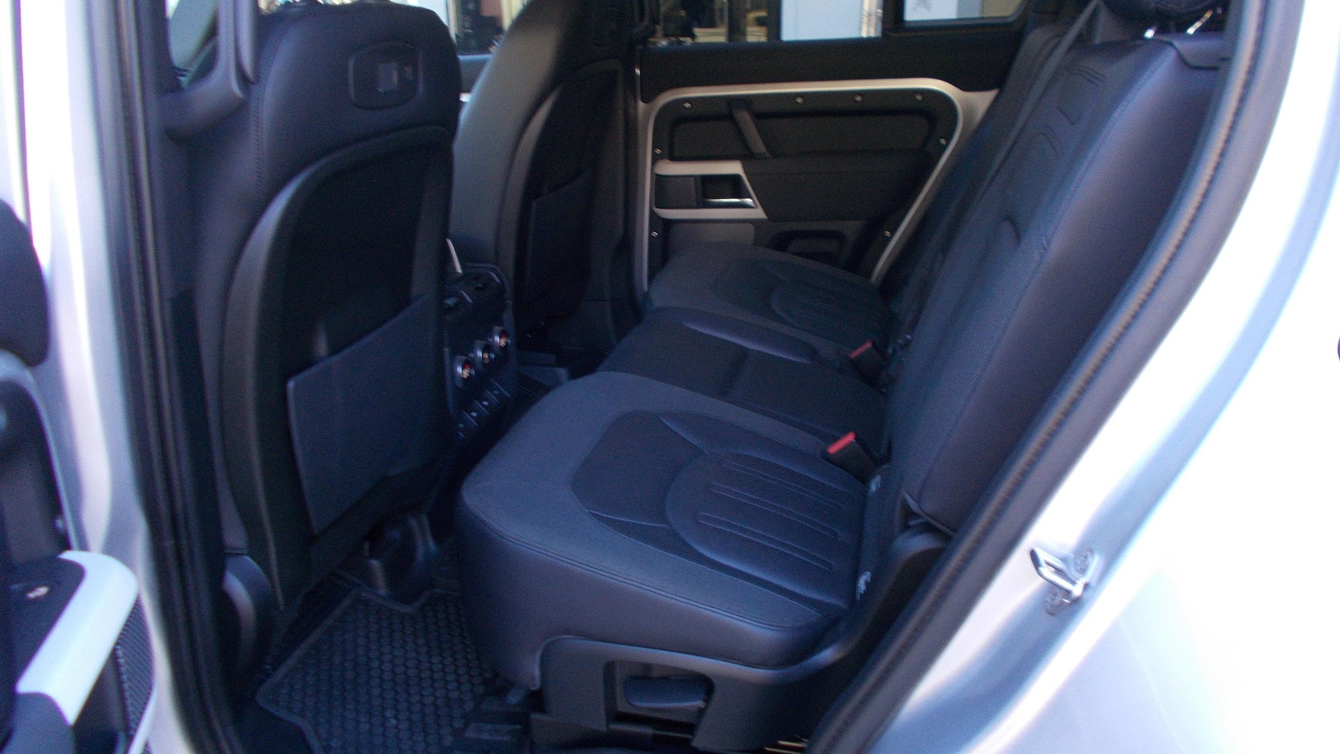 LAND ROVER Defender 110 D240 SD4 First Edition AT8 - 8