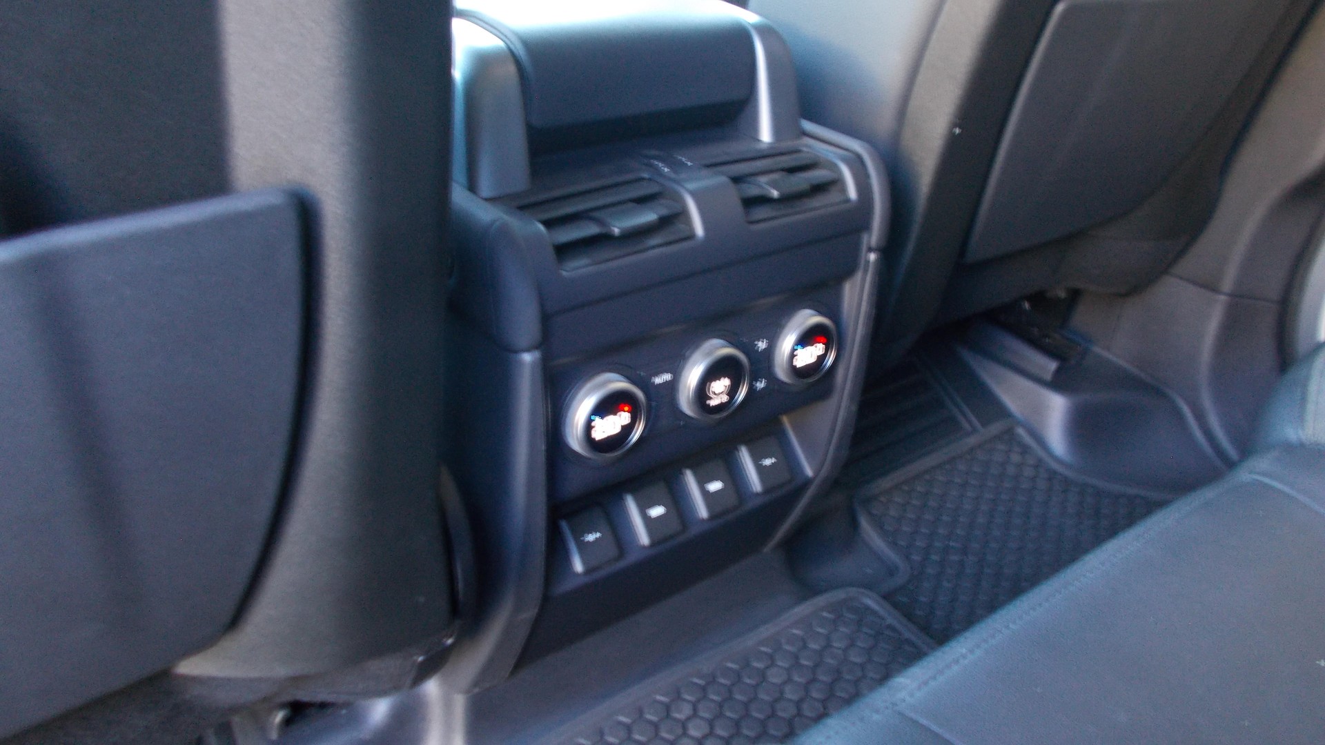 LAND ROVER Defender 110 D240 SD4 First Edition AT8 - 9