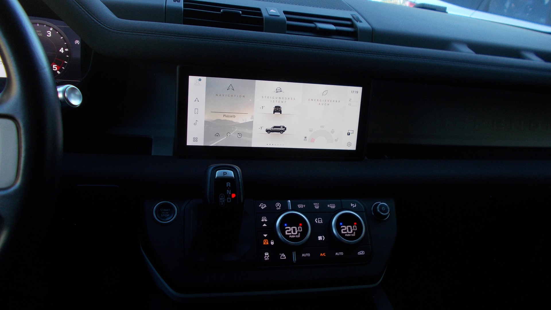 LAND ROVER Defender 110 D240 SD4 First Edition AT8 - 13