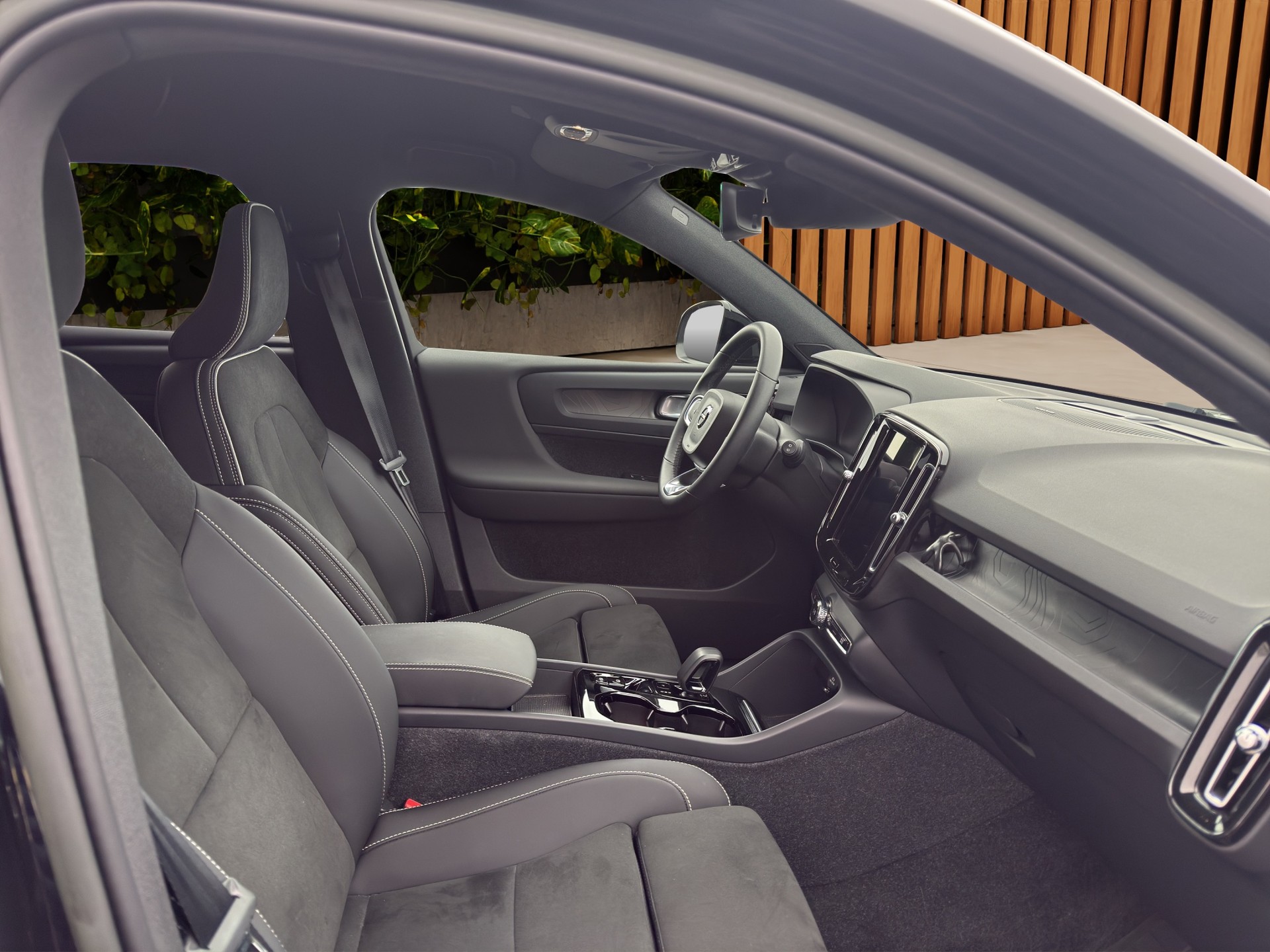VOLVO XC40 1.5 T4 PiH Plus Dark - 16