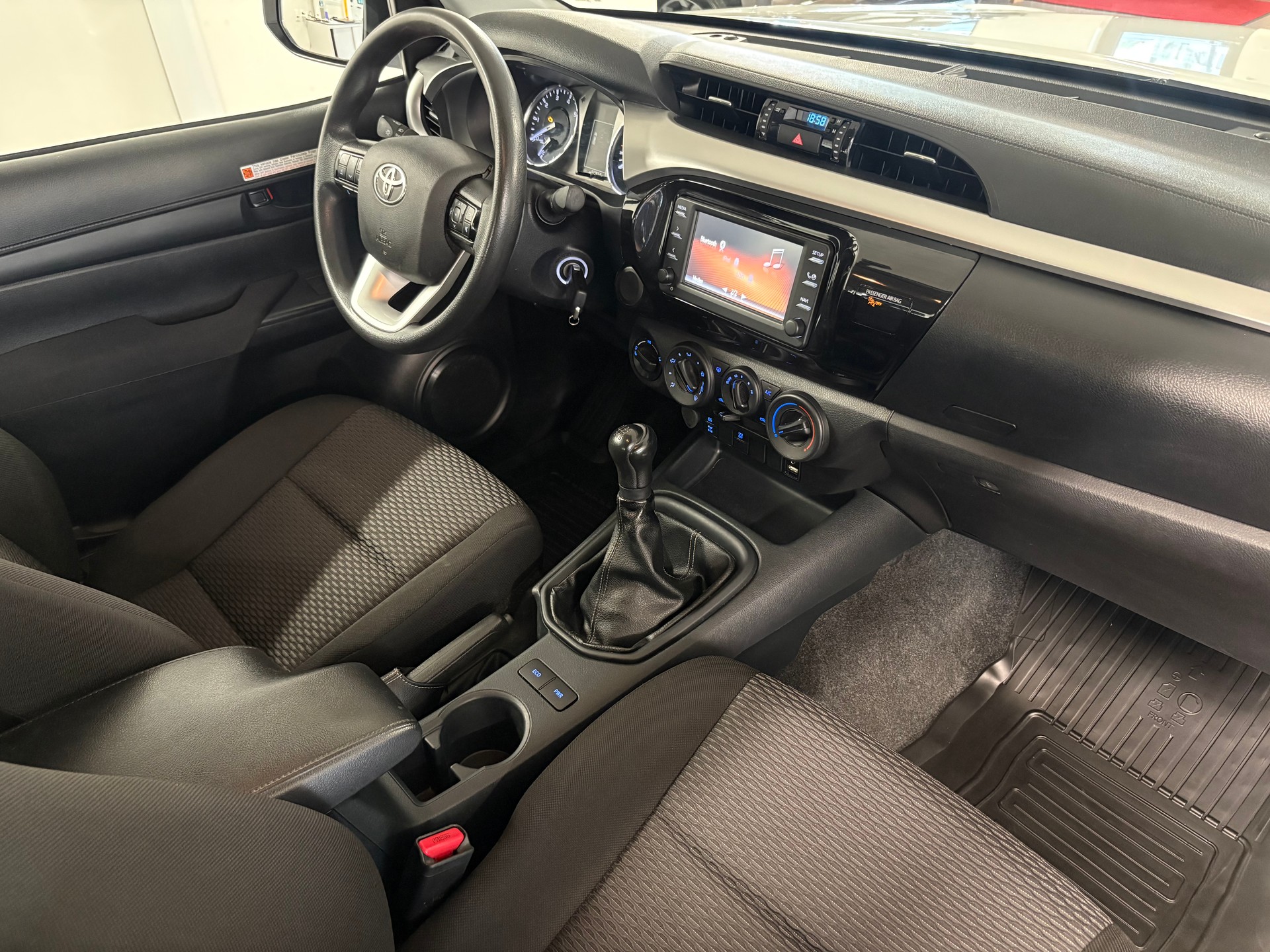 TOYOTA Hilux 2.4D-4D Comfort Double Cab 4x4 - 8