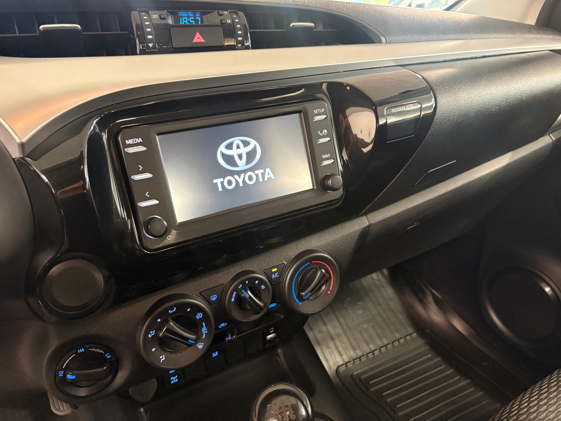 TOYOTA Hilux 2.4D-4D Comfort Double Cab 4x4 - 12
