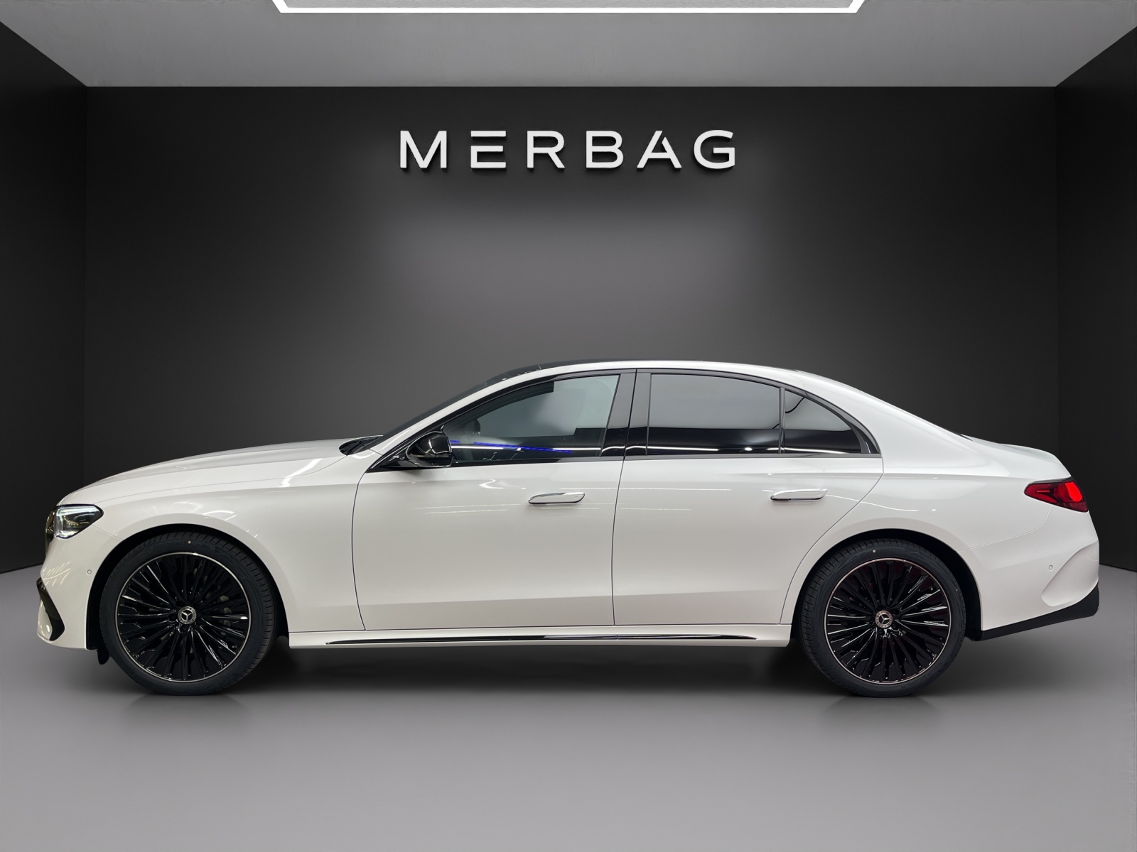 MERCEDES-BENZ E 220 d 4MATIC Limousine - 2