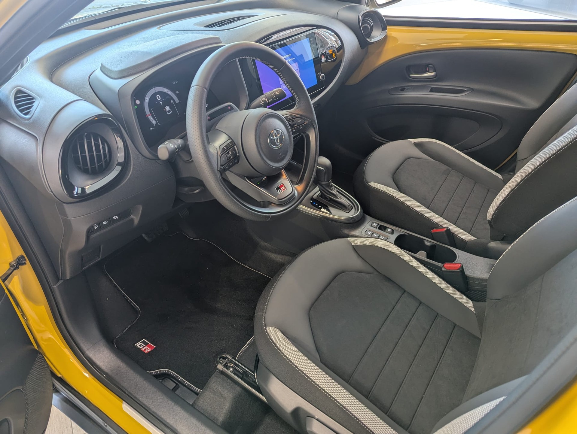 TOYOTA Aygo X 1.5 GR Sport e-CVT - 10