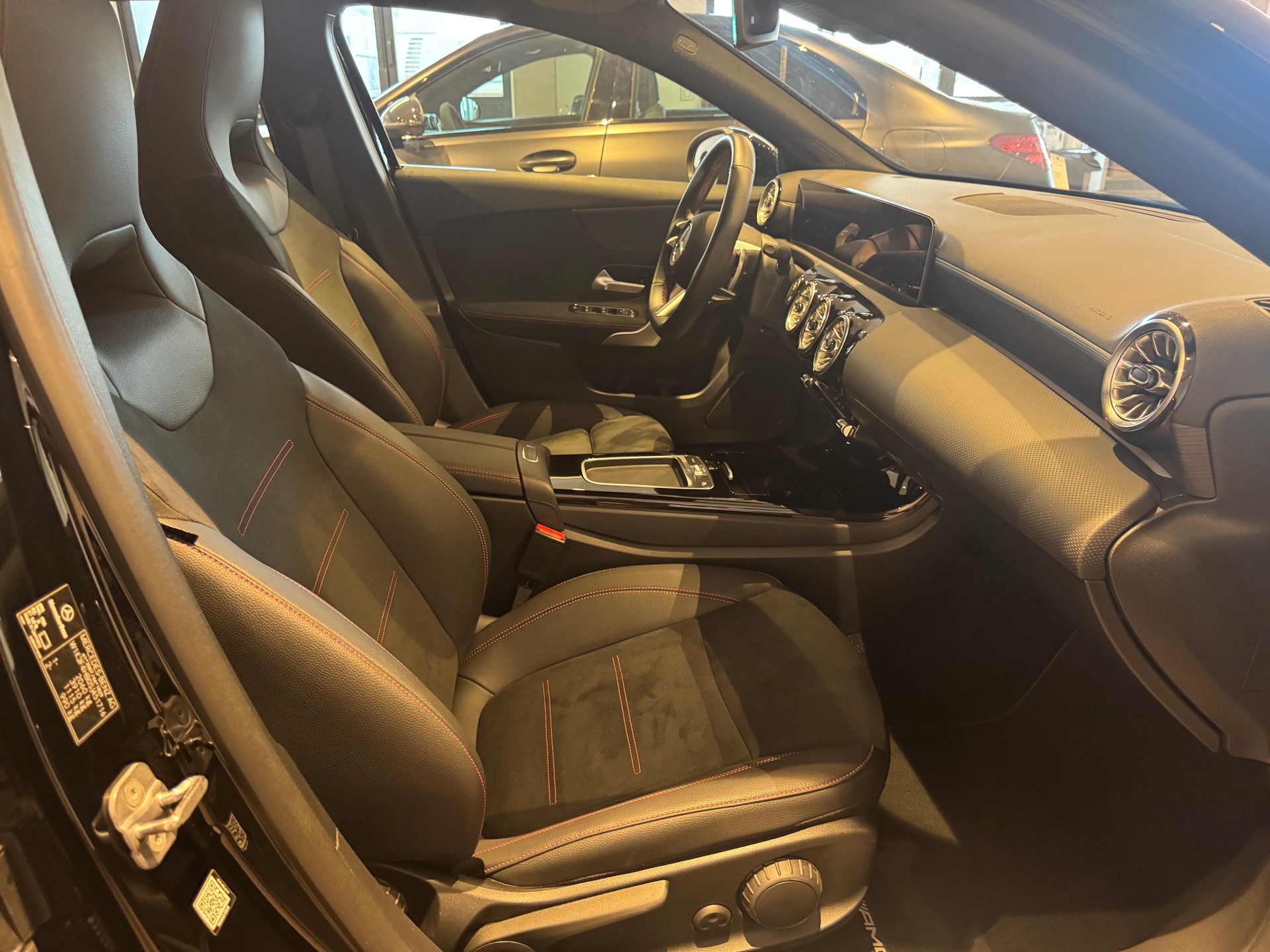 MERCEDES-BENZ A 250 AMG Line 4m - 6