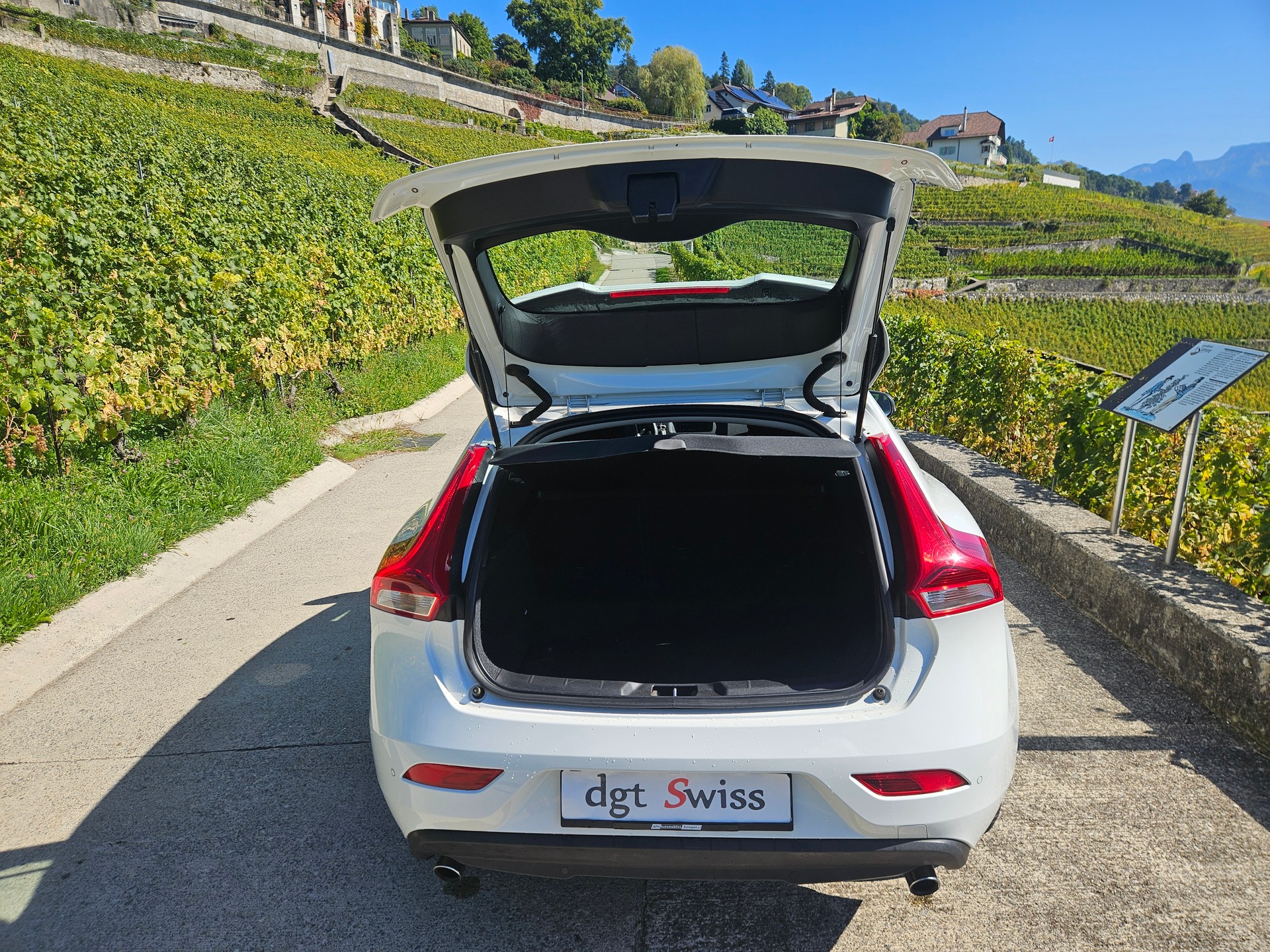 VOLVO V40 T3 Momentum - 5