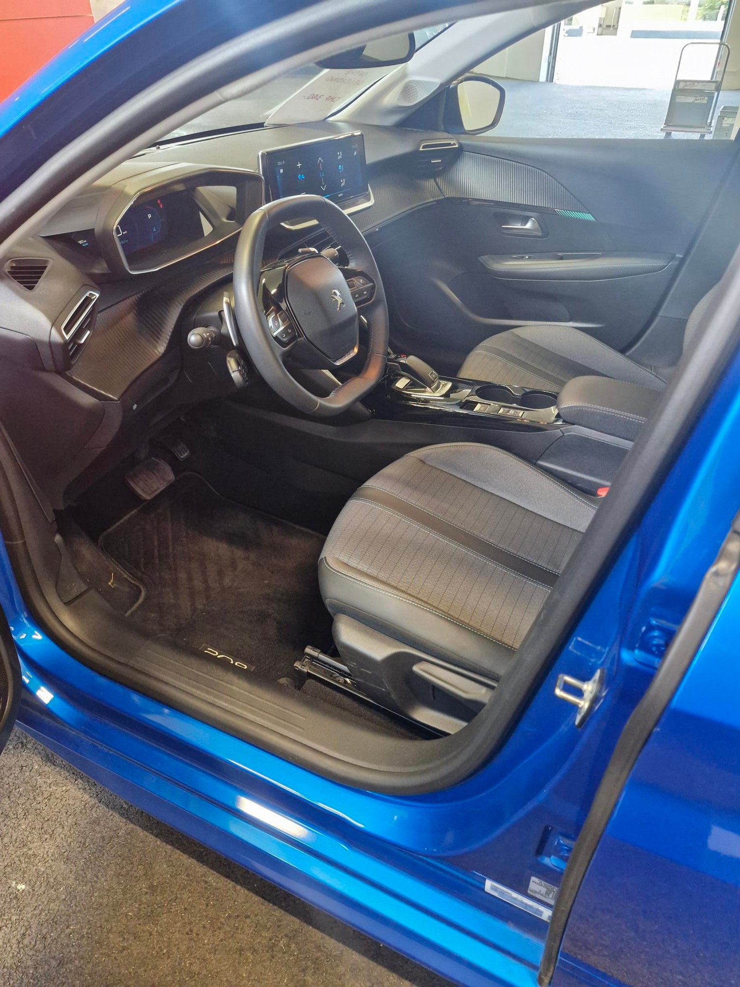 PEUGEOT 208 1.2 PureTech Allure Pack EAT8 - 6