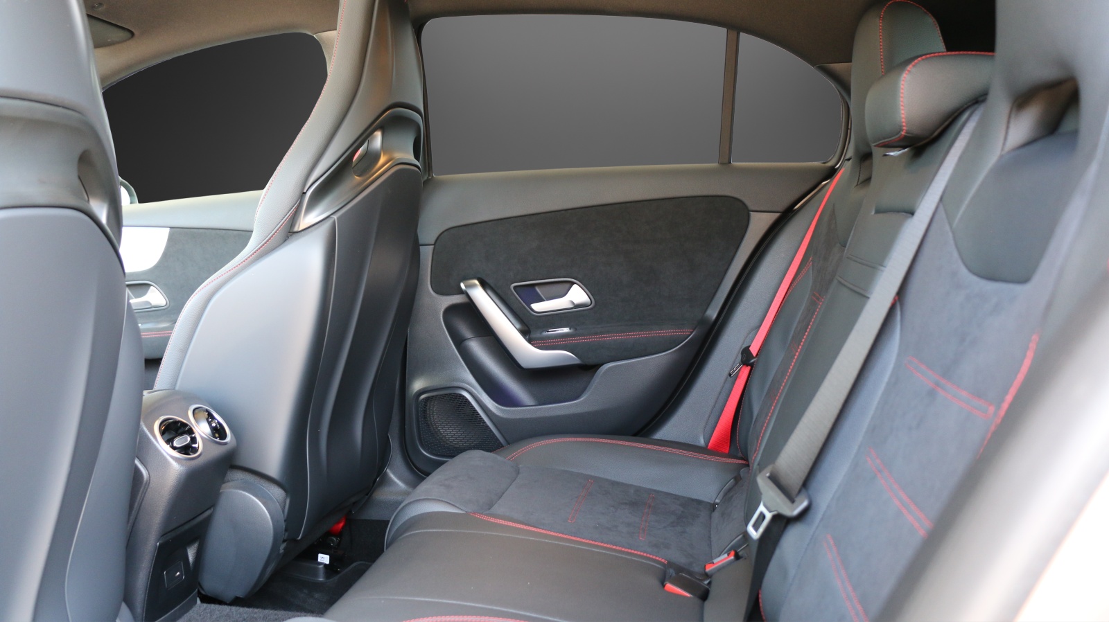 MERCEDES-BENZ A 35 AMG 4Matic - 11