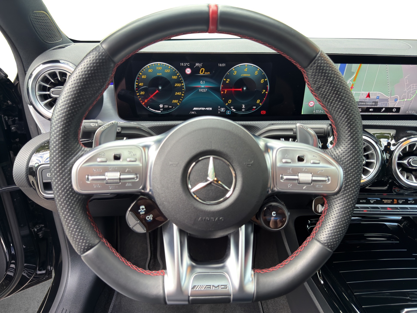 MERCEDES-BENZ A 35 AMG 4Matic - 11