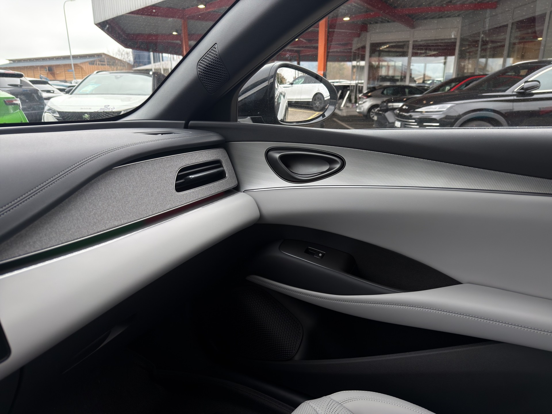 BYD Seal 6 DM-i Touring Comfort interior beige - 20