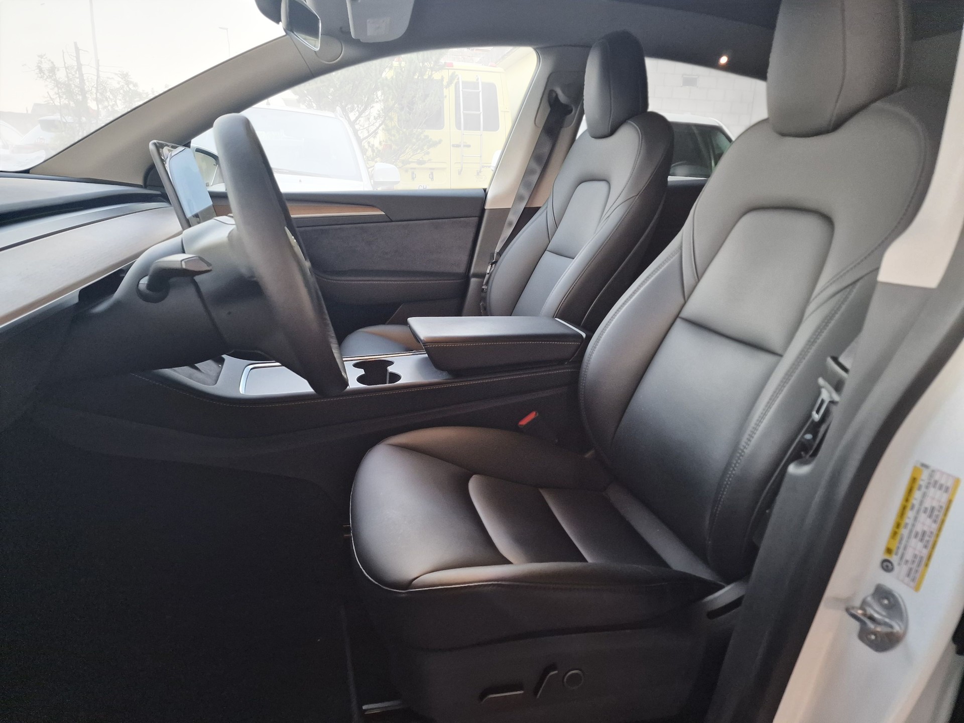 TESLA Model Y Long Range - 11