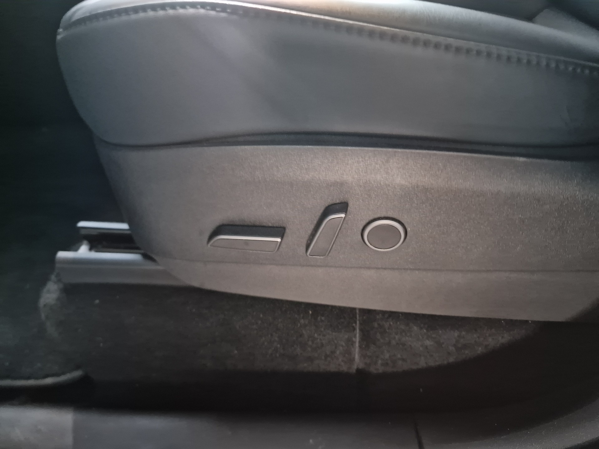 TESLA Model Y Long Range - 17