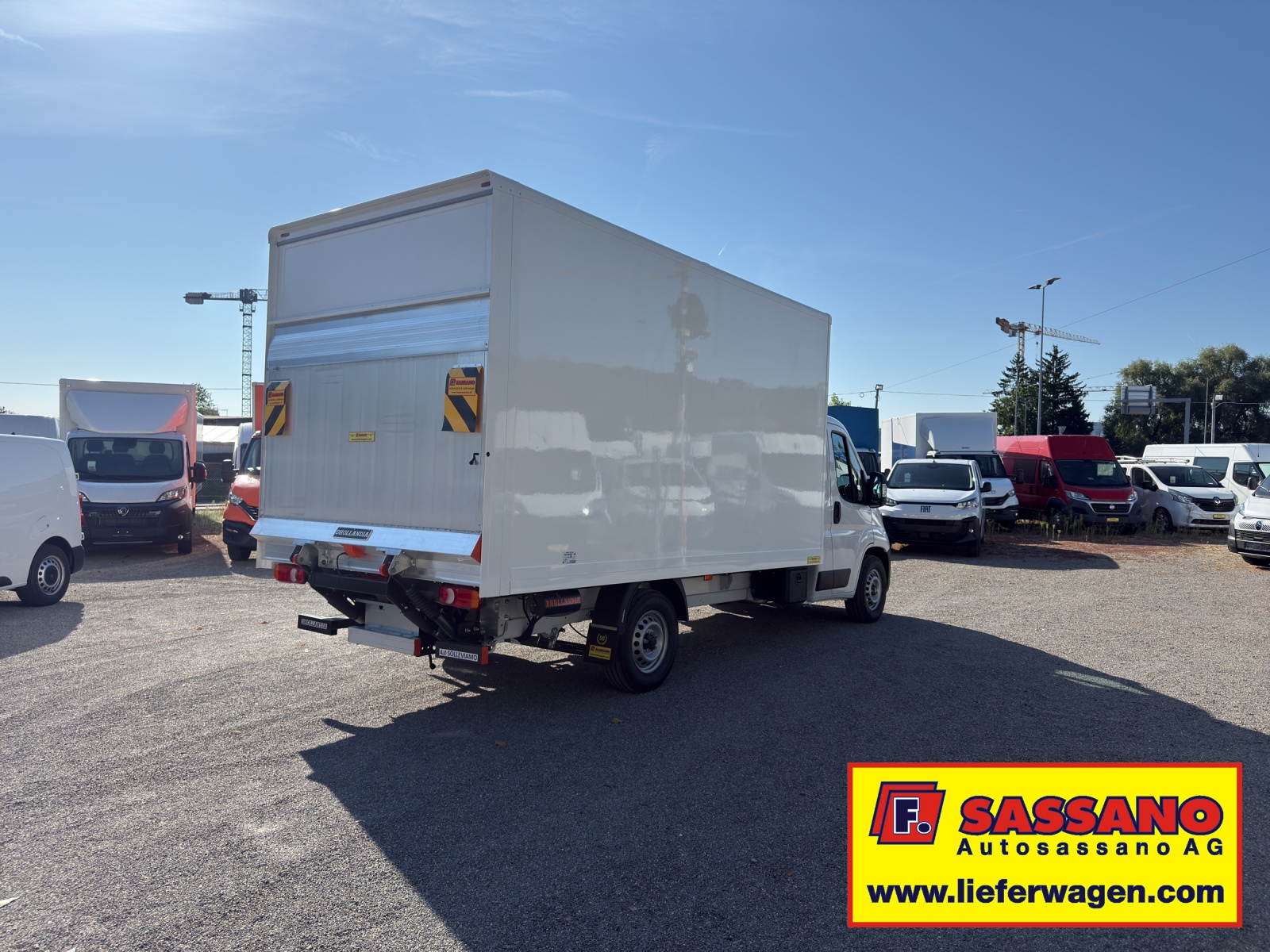 PEUGEOT Boxer 335 Heavy 2.2 BlueHID 140 Koffer mit Hebebühne - 8
