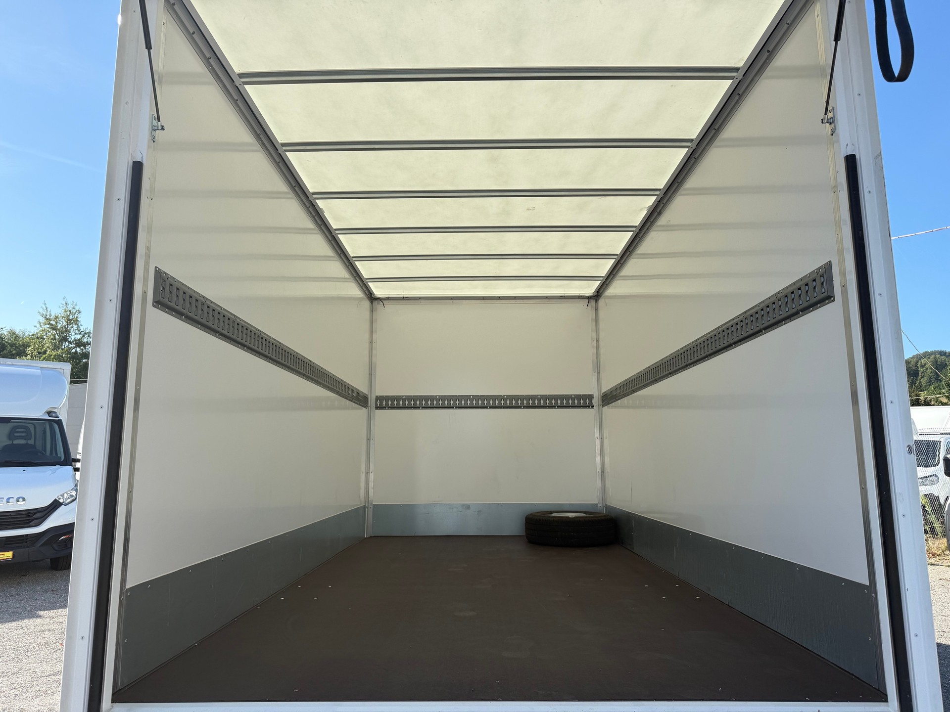 PEUGEOT Boxer 335 Heavy 2.2 BlueHID 140 Koffer mit Hebebühne - 10