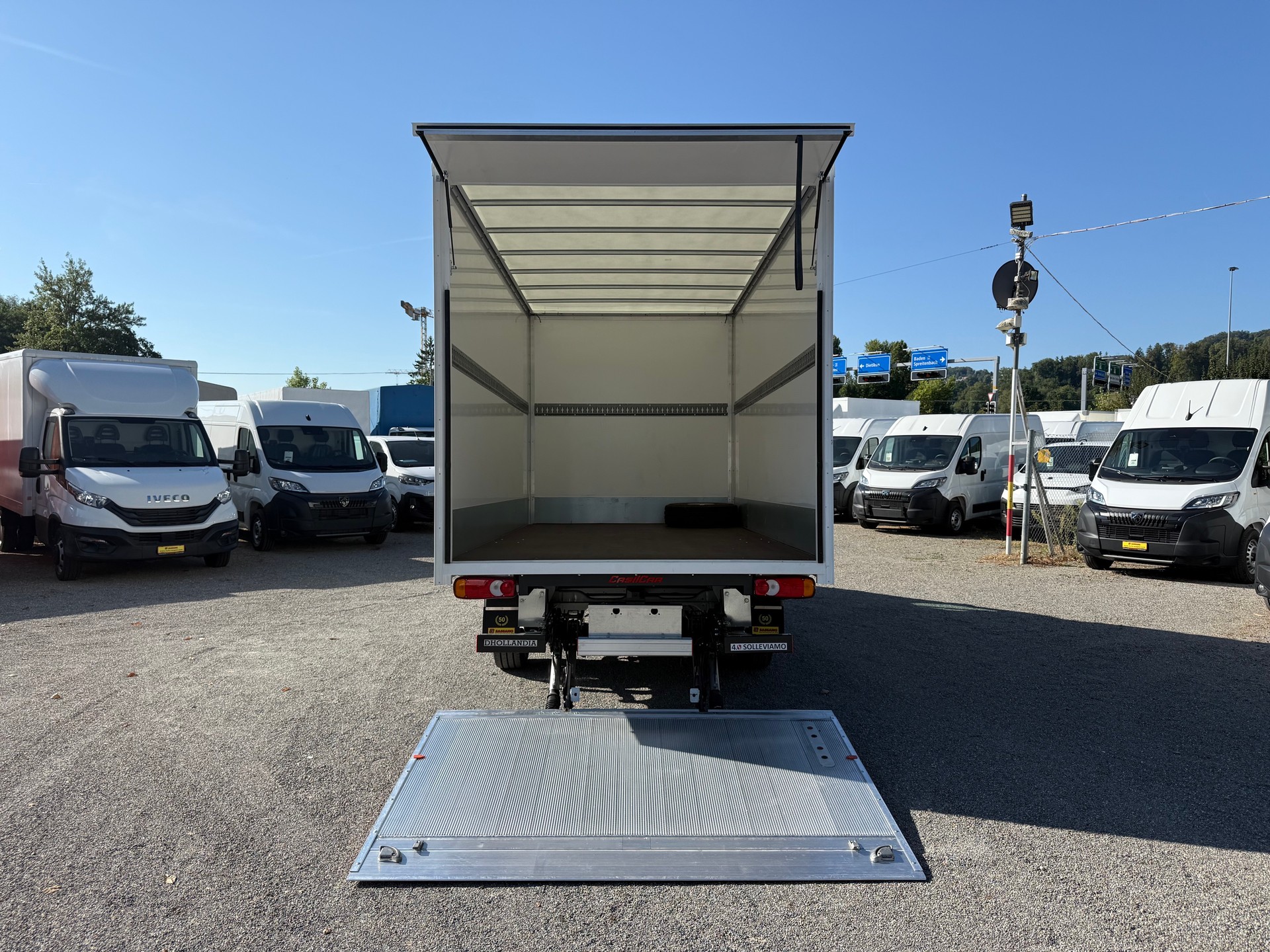 PEUGEOT Boxer 335 Heavy 2.2 BlueHID 140 Koffer mit Hebebühne - 9