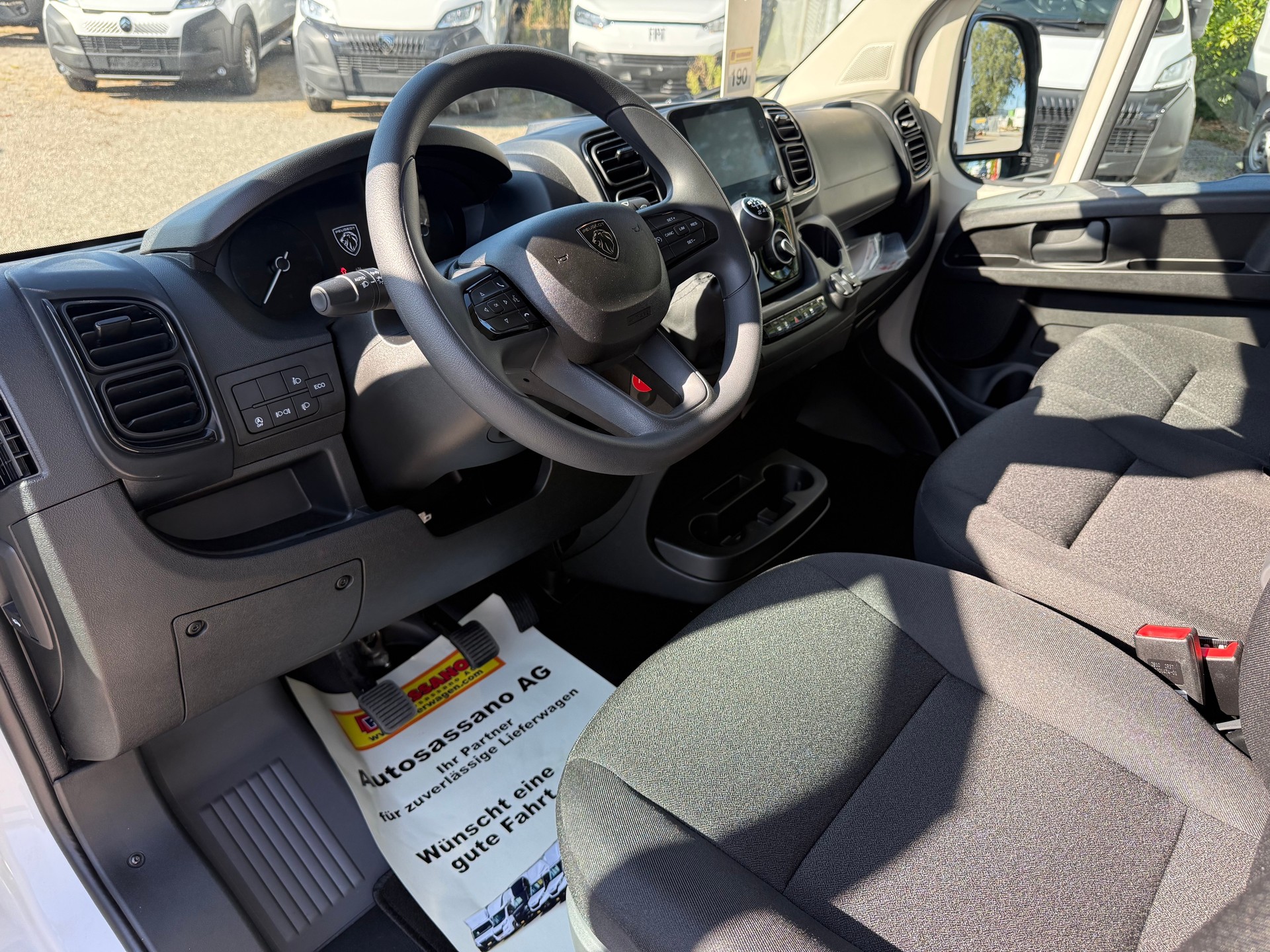 PEUGEOT Boxer 335 Heavy 2.2 BlueHID 140 Koffer mit Hebebühne - 12