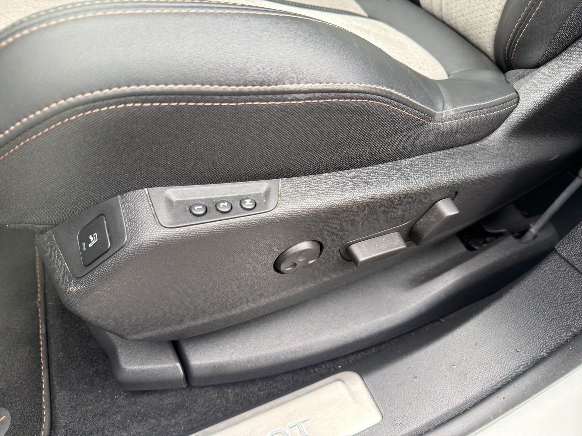 PEUGEOT 3008 1.6 Plug-in Hybrid4 GT Panoramadach - 23