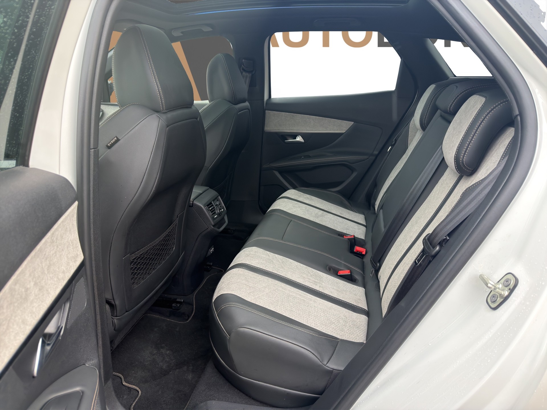 PEUGEOT 3008 1.6 Plug-in Hybrid4 GT Panoramadach - 13