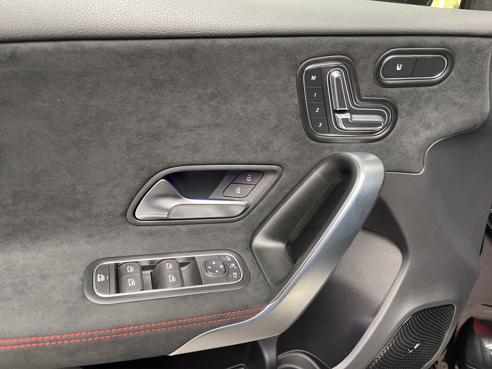 MERCEDES-BENZ A 220 4MATIC Kompaktlimousine - 12