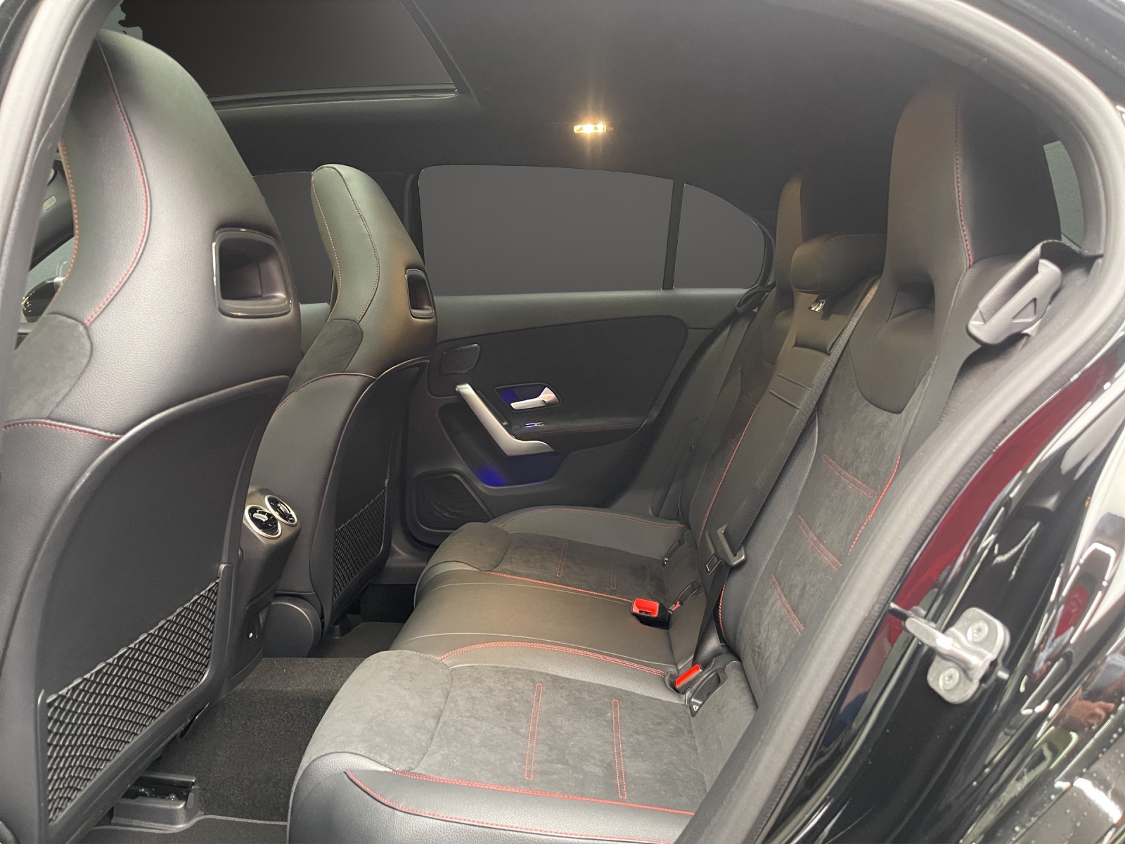 MERCEDES-BENZ A 220 4MATIC Kompaktlimousine - 10