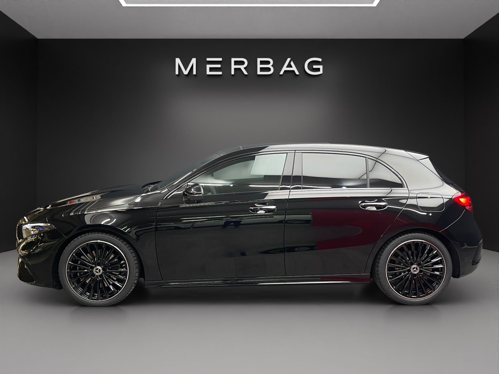 MERCEDES-BENZ A 220 4MATIC Kompaktlimousine - 2