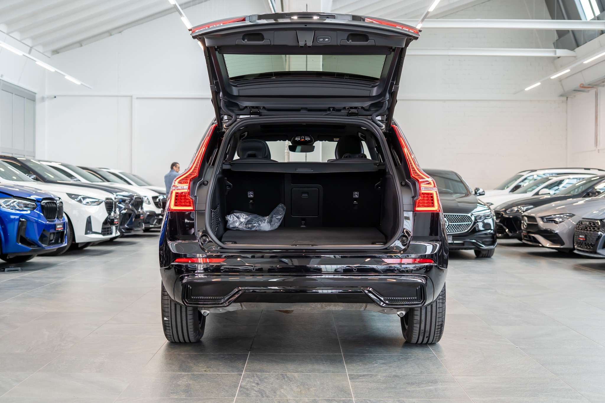 XC60 2.0 T6 TE Plus Dark eAWD / Panaorama-Schiebedach / 360° Kamera / Harman Kardon