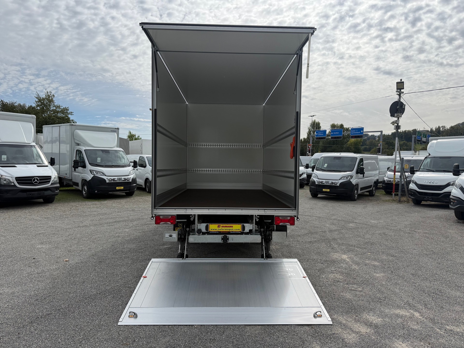 IVECO Daily 35S18 HI-MATIC Ultra Light Koffer mit Hebebühne CH Fahrzeug - 9