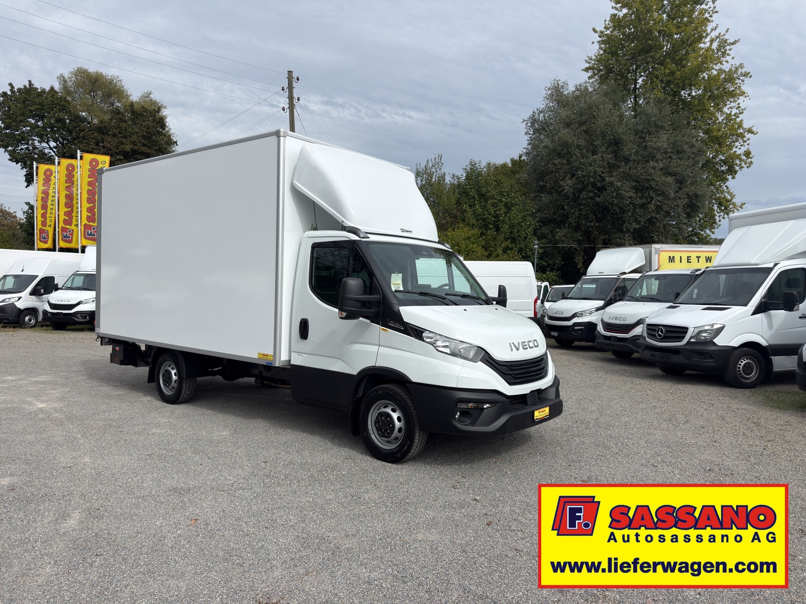 IVECO Daily 35S18 HI-MATIC Ultra Light Koffer mit Hebebühne CH Fahrzeug