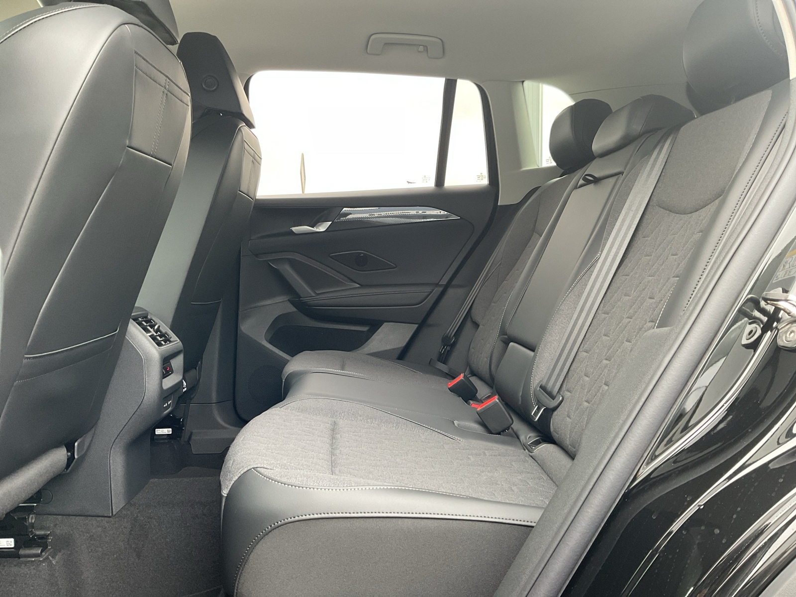 VW Tiguan 2.0 TSI DSG United 4Motion - 11