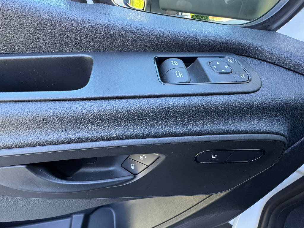 MERCEDES-BENZ eSprinter 420 Pro Aufbau mit Hebebühne 4325 L 81 kWh - 12