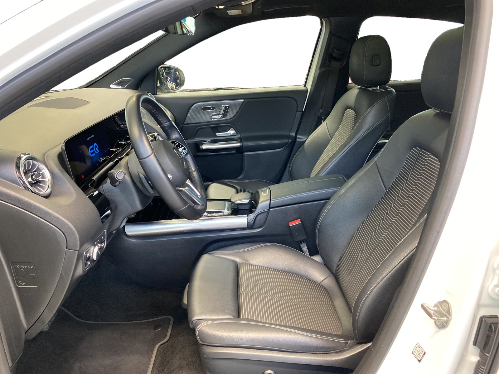 MERCEDES-BENZ EQA 350 - 8