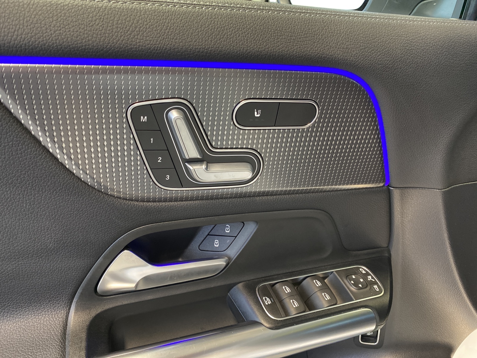 MERCEDES-BENZ EQA 350 - 12