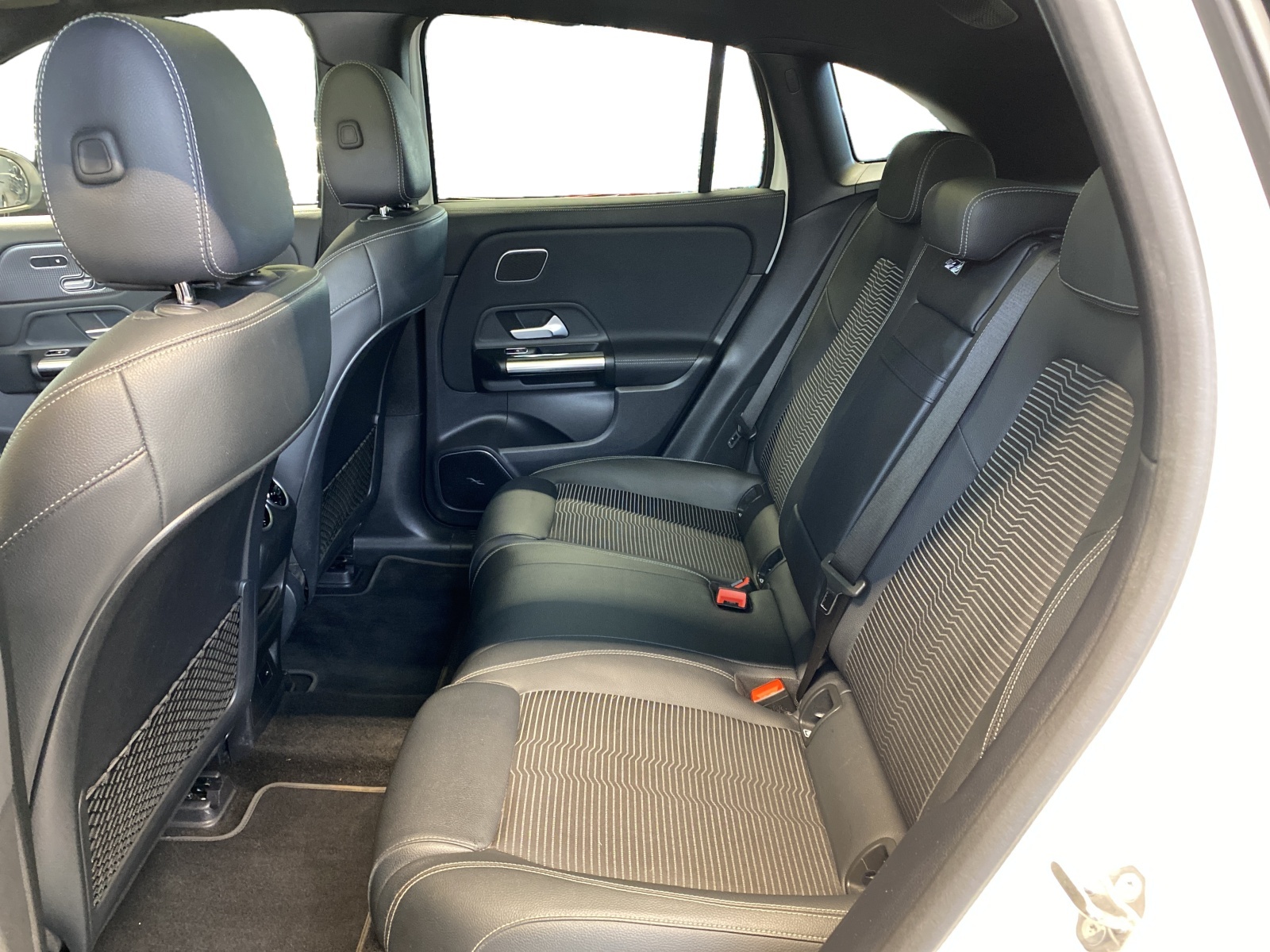 MERCEDES-BENZ EQA 350 - 9