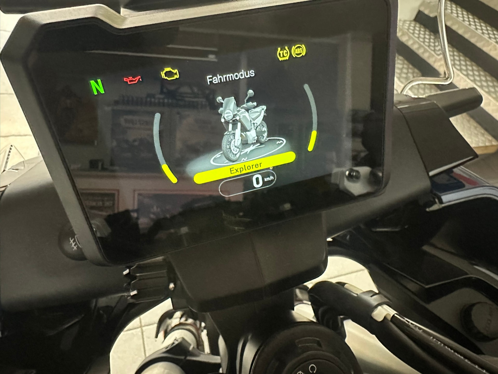 HUSQVARNA Norden 901 Expedition - 12