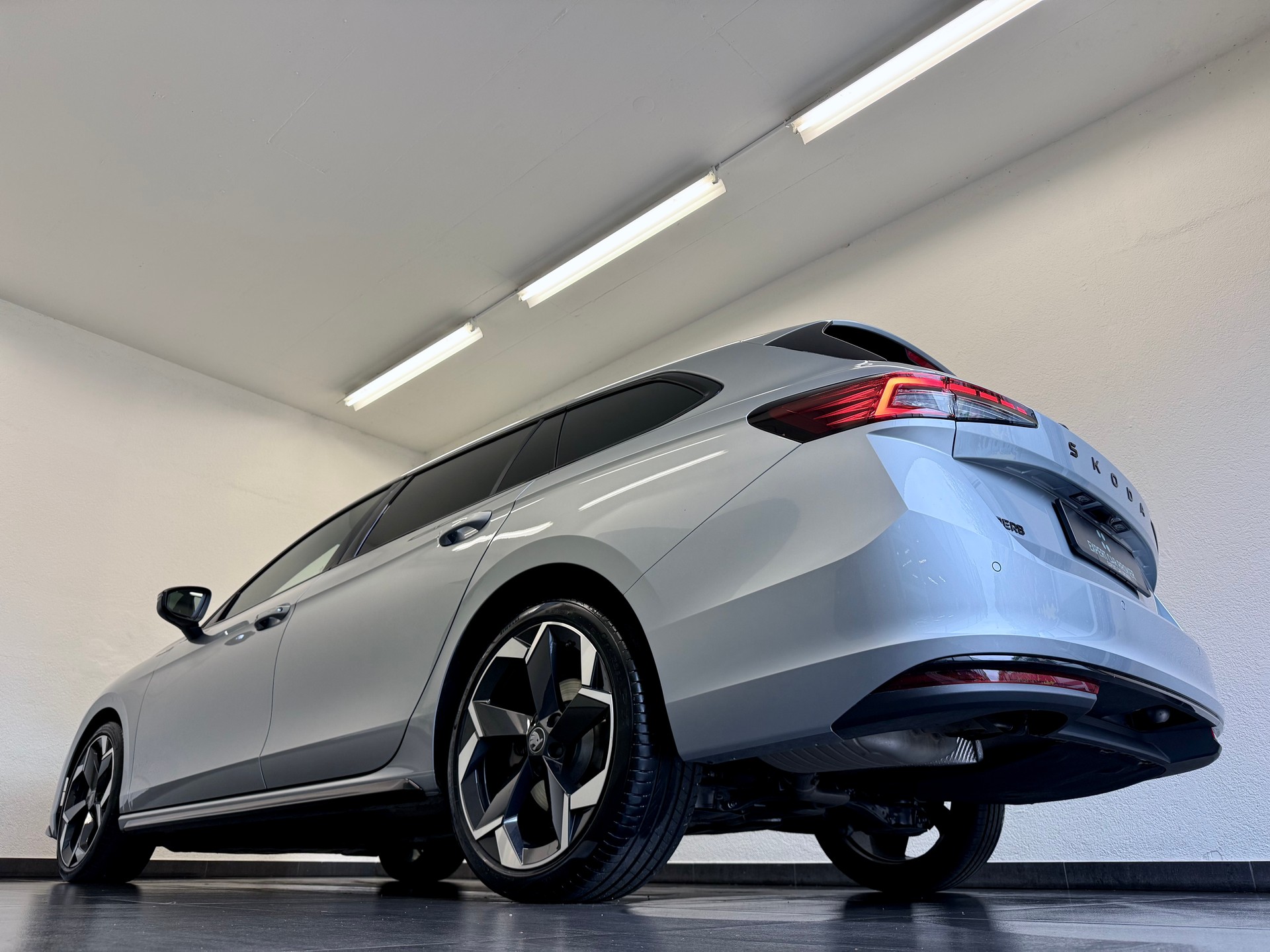 SKODA Superbe Combi Sportline 2.0 TDI 4x4 DSG - 11