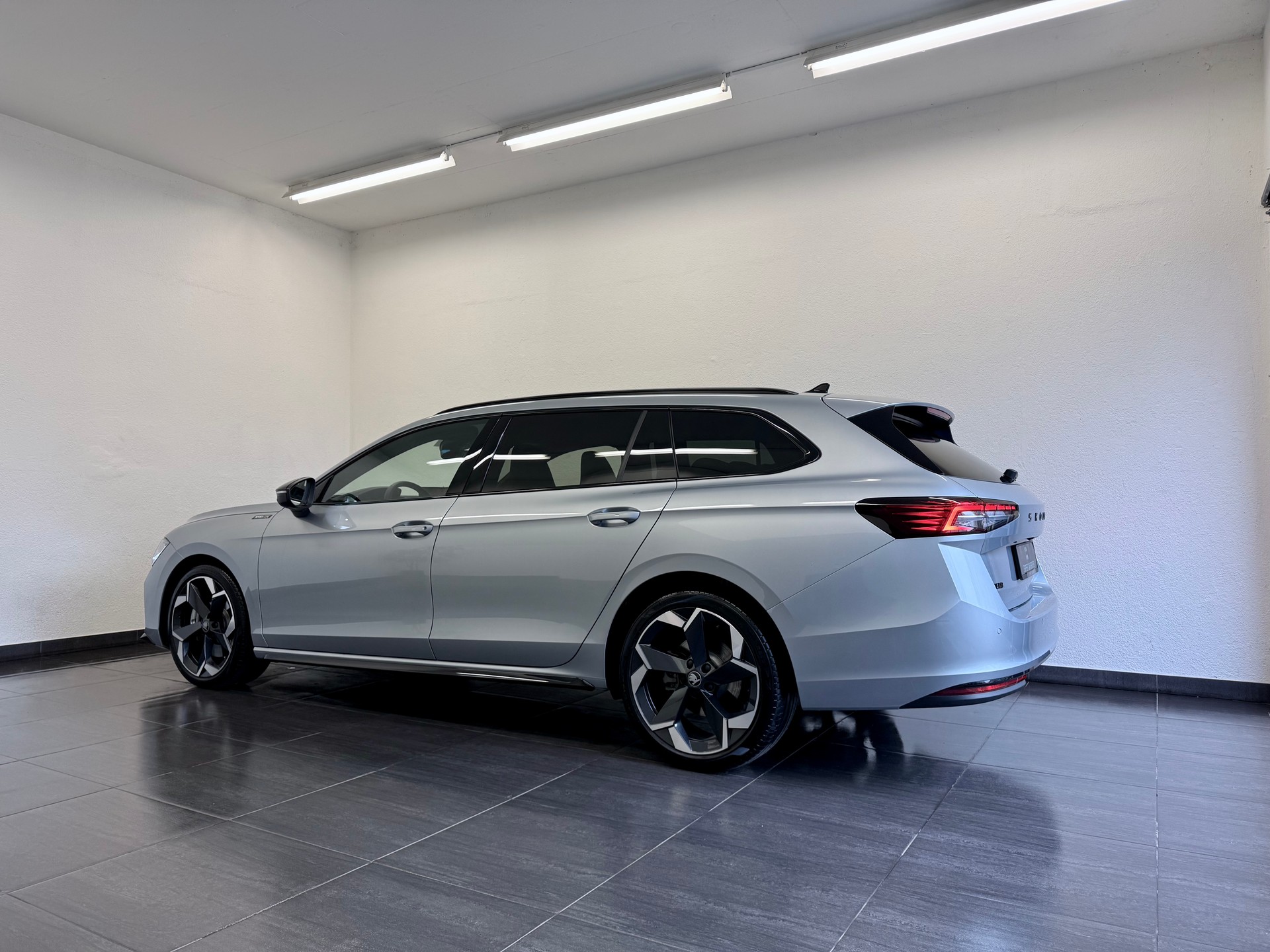 SKODA Superbe Combi Sportline 2.0 TDI 4x4 DSG - 9