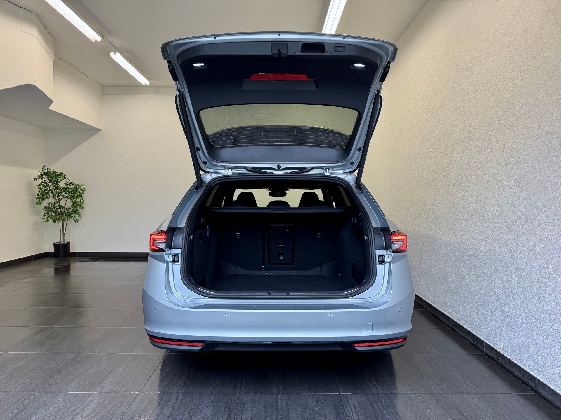 SKODA Superbe Combi Sportline 2.0 TDI 4x4 DSG - 13