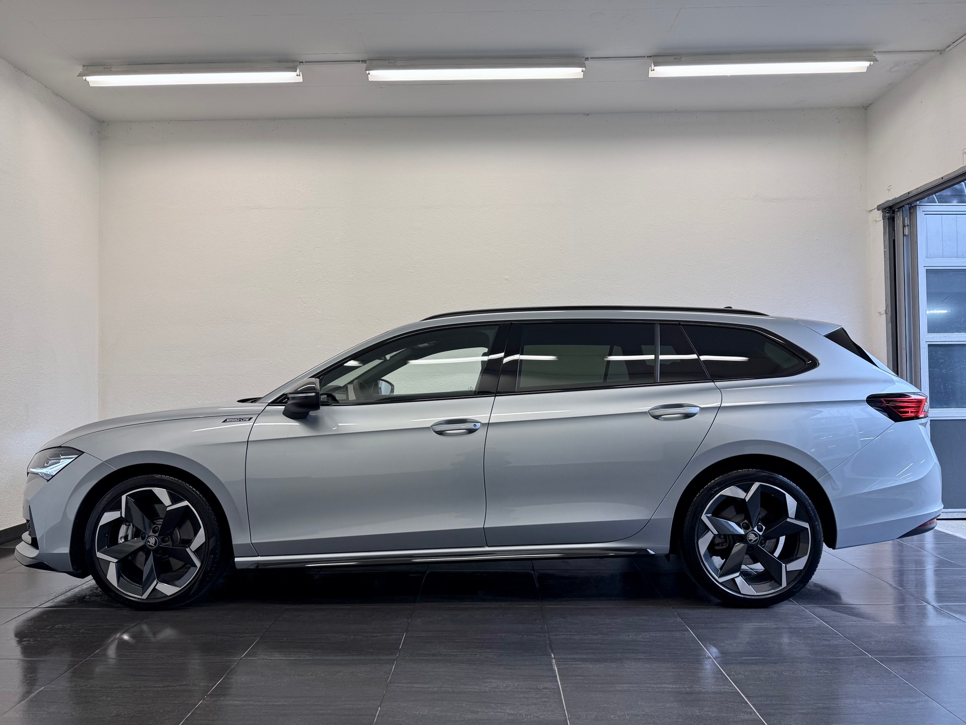 SKODA Superbe Combi Sportline 2.0 TDI 4x4 DSG - 8