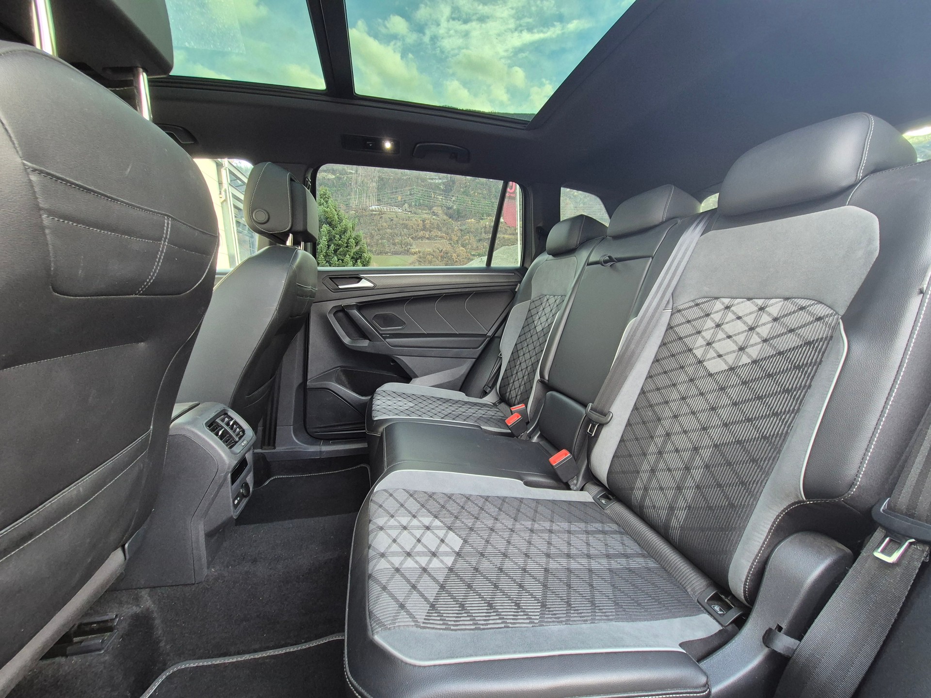 VW Tiguan Allspace 2.0TSI R-Line 4Motion DSG - 10